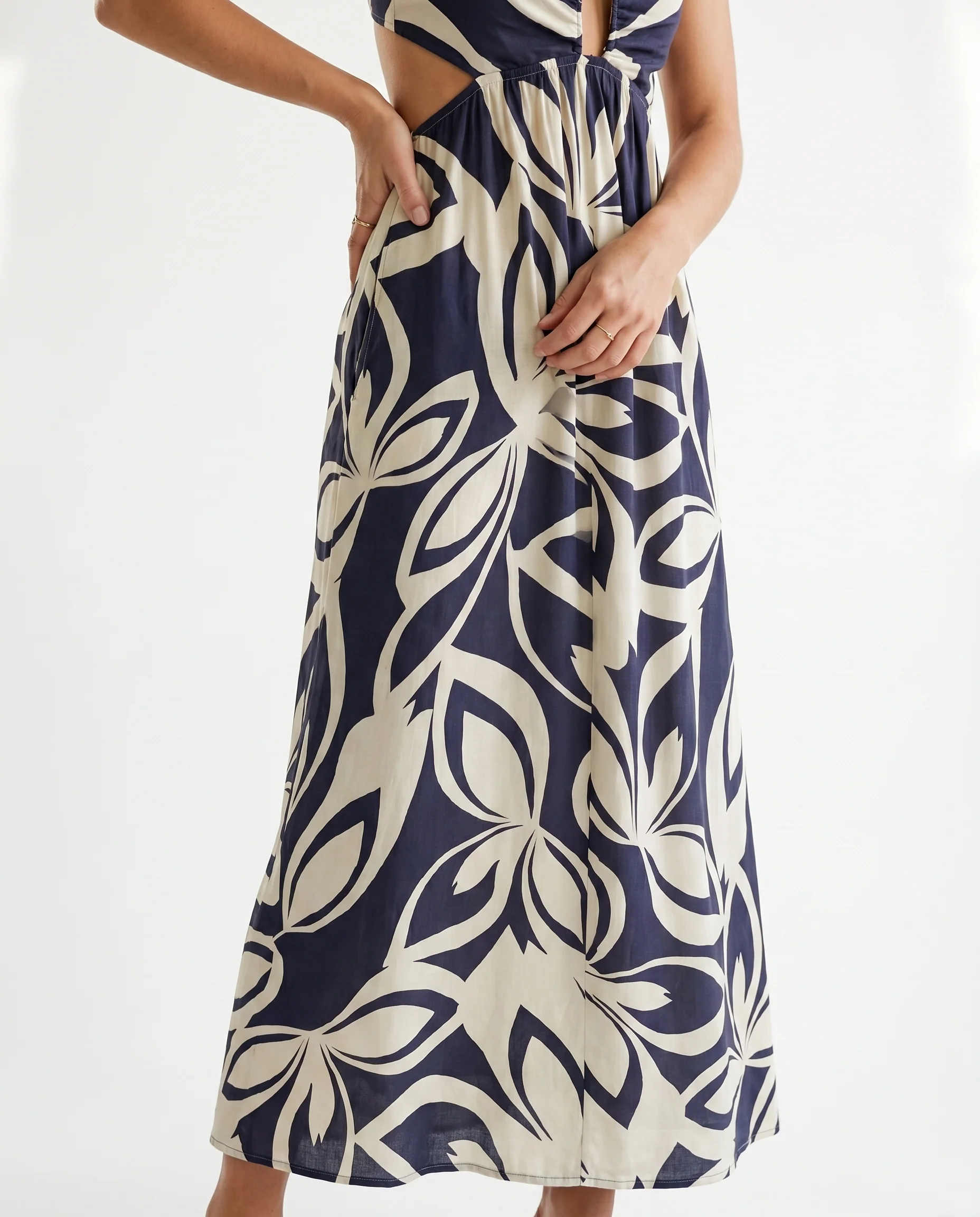 One Side Metal Triming Halter Dress - Image 9
